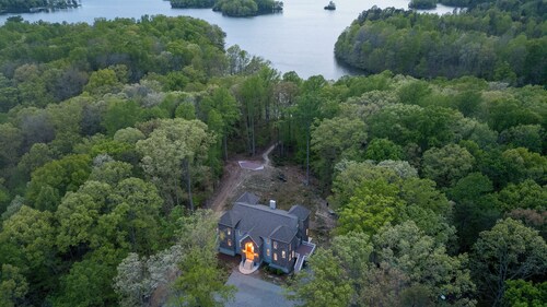 LAKE VIEW CASTLE RETREAT with LAKE ACCESS from Public Dock