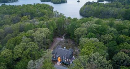 LAKE VIEW CASTLE RETREAT with LAKE ACCESS from Public Dock