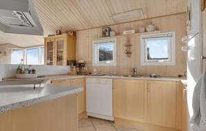 Køleskab, mikrobølgeovn, kogeplade, opvaskemaskine