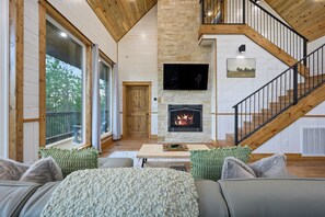 TV, fireplace, video games - New 1 Bedroom + Loft, GREAT VIEWS, Hot Tub, Sauna, Air Hockey (Broken Bow)