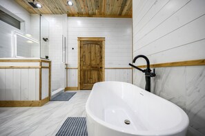 Combined shower/bathtub, hair dryer, towels