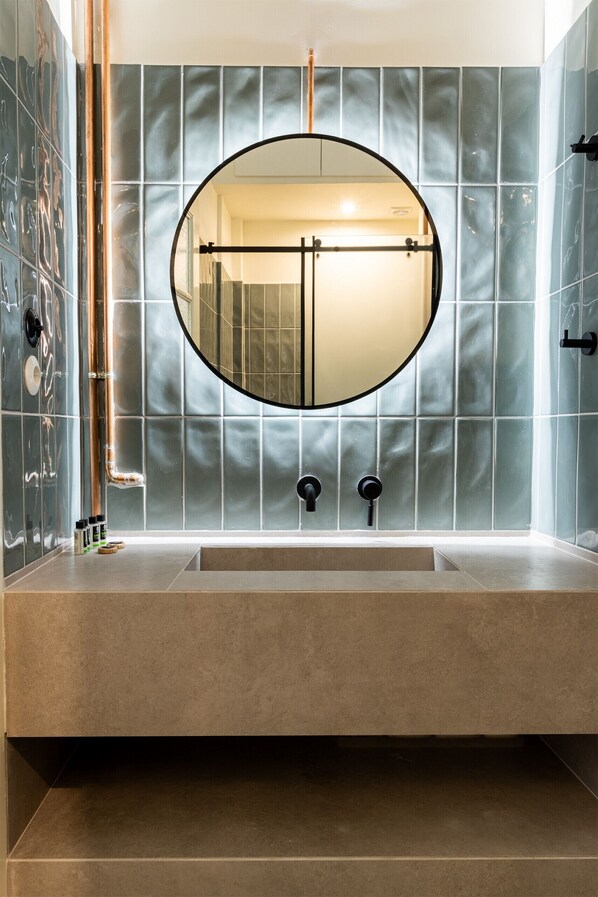 Dusch, hårtork, badrock och tvål