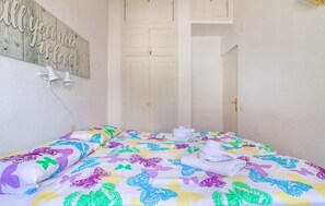 2 bedrooms, travel crib, free WiFi, bed sheets