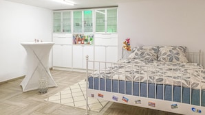 Ein Schlafzimmer mit einem Bett, einem kleinen Tisch und einem Schrank mit Glastüren.