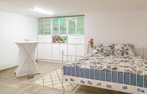 1 chambre, lit parapluie, Wi-Fi gratuit, draps fournis