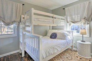 3 habitaciones, escritorio y tabla de planchar con plancha