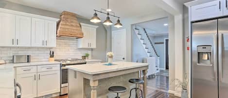 Fridge, microwave, stovetop, dishwasher