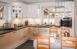 ثلاجة، موقد طهي مسطح، غسالة أطباق، ماكينة لصنع القهوة/الشاي