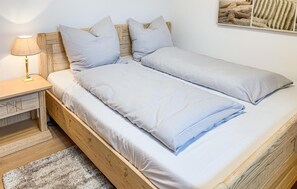 Travel crib, free WiFi