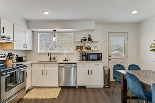 Amazing Location! Cozy, charming, 4 Bedroom home in SLC, Near Major Ski Resorts