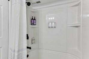 Haartrockner, Handtücher, Seife, Shampoo