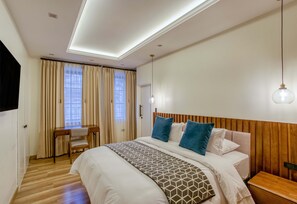 Deluxe Room, 1 Bedroom | Bathroom | Hair dryer, towels, soap, shampoo