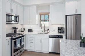 Frigorifero, microonde, forno, piano cottura