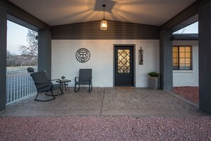 Terrace/patio - Riverfront Ranch, Near Wine Tasting & Sedona (Cottonwood)