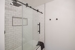 Douche, séchoir à cheveux, serviettes fournies, savon