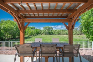 Outdoor dining - Riverfront Ranch, Near Wine Tasting & Sedona (Cottonwood)