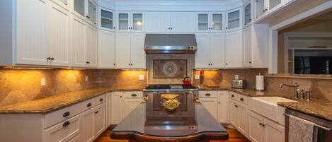 KĂŒhlschrank, Mikrowelle, Ofen, Herdplatte