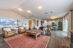 Télévision, cheminée, livres