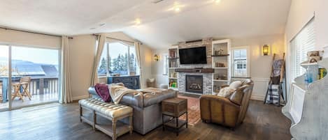 Televisio, takka, kirjoja