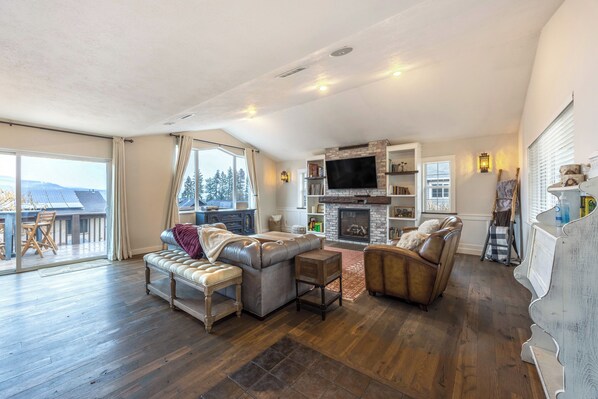 Télévision, cheminée, livres