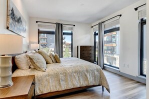 3 quartos, ferros/tábuas de passar roupa, berço de viagem