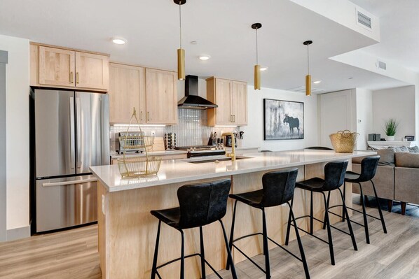 Jääkaappi, mikroaaltouuni, uuni, liesi