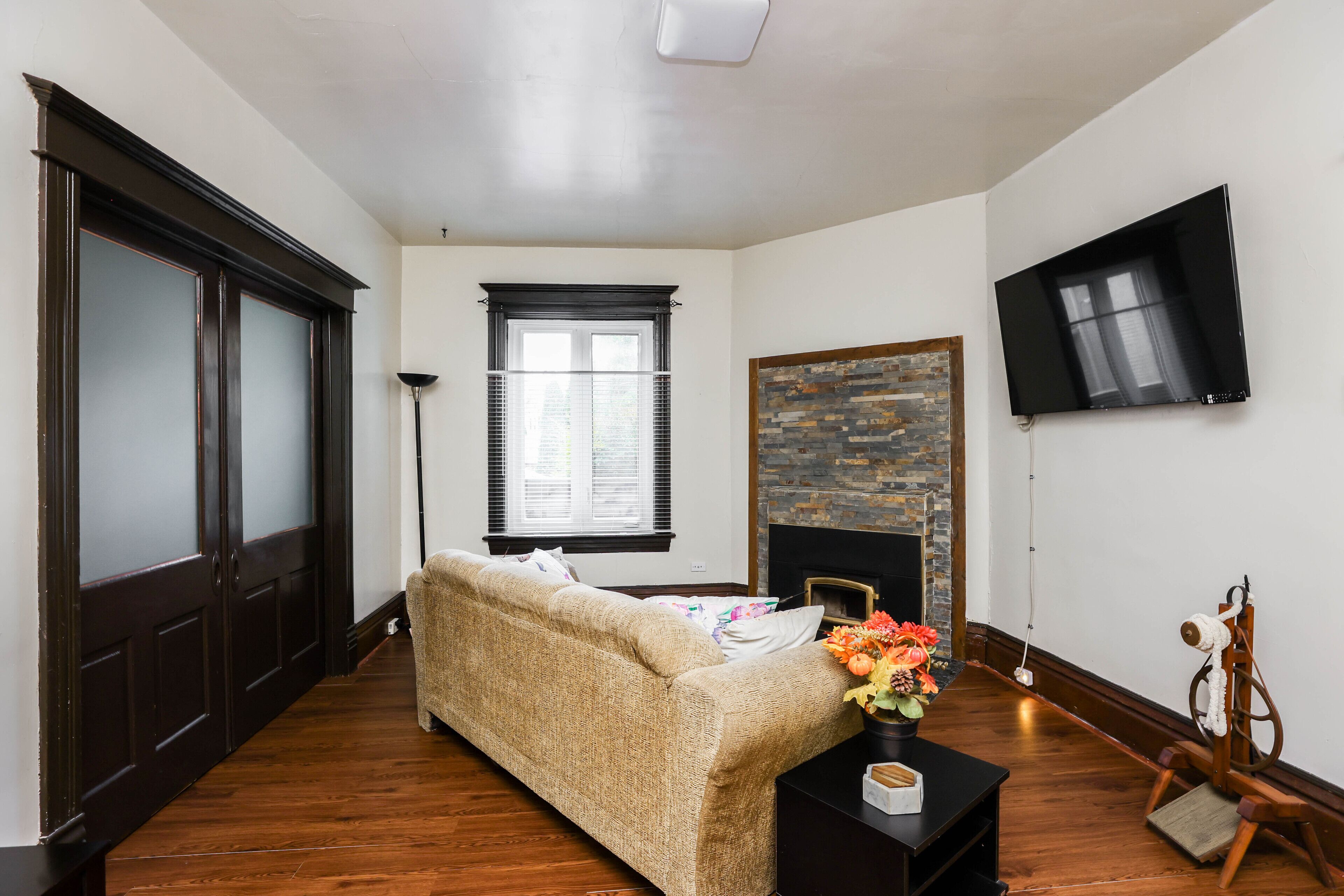 Smart TV, chimenea y impresora 