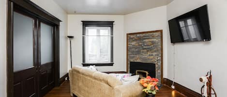 Smart TV, chimenea y impresora