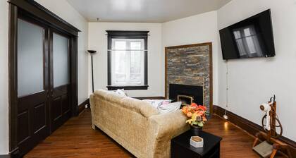 1908 Hummingbird's , Unique Apartment in the Wolseley area of Winnipeg