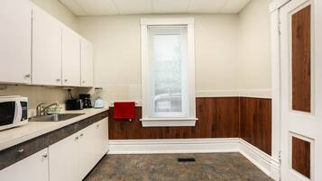 Coffee/tea maker, fridge, microwave, oven
