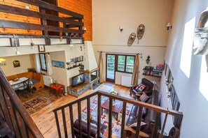 Smart TV, fireplace, books, stereo - Mountain Family Chalet (Comarnic)