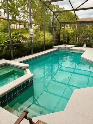 Utomhuspool och uppvärmd pool