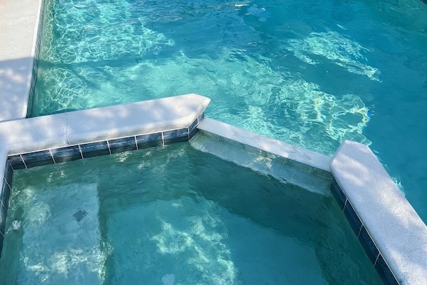 Een buitenzwembad, een verwarmd zwembad