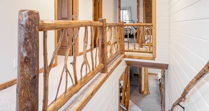 Family Fall Fun! Sleeps 14, Peaceful Cabin, Heated Floors, Fireplace, Gameroom