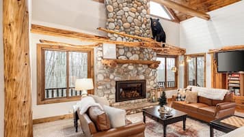 TV connectée, cheminée, baby-foot, livres