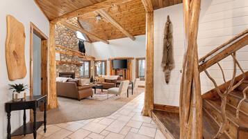 TV connectée, cheminée, baby-foot, livres