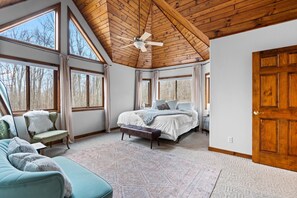 5 bedrooms, desk, travel cot, free WiFi