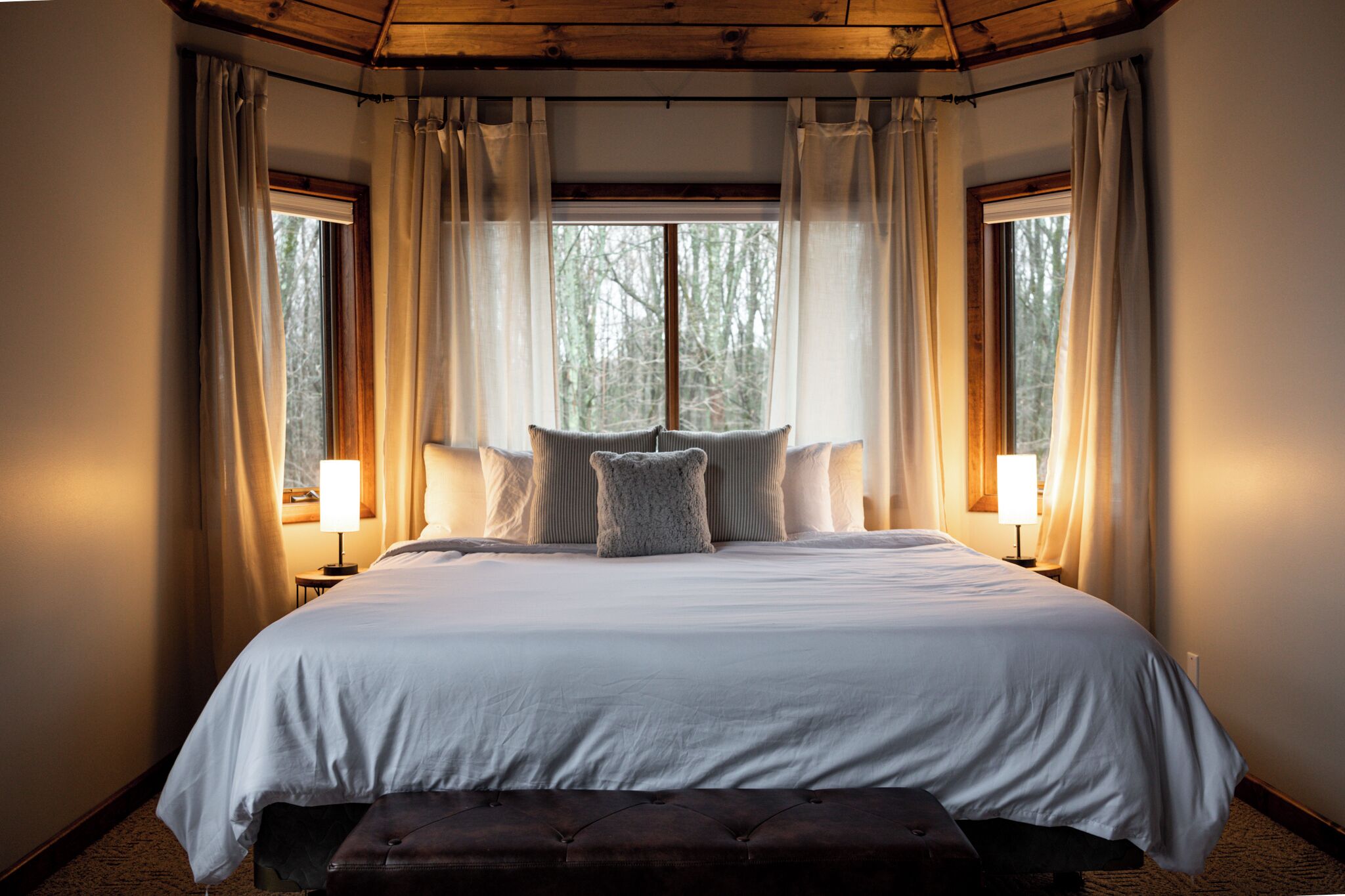 5 chambres, bureau, fer et planche à repasser, lit parapluie