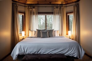 5 bedrooms, desk, iron/ironing board, travel cot