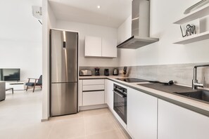 Fridge, oven, dishwasher, coffee/tea maker