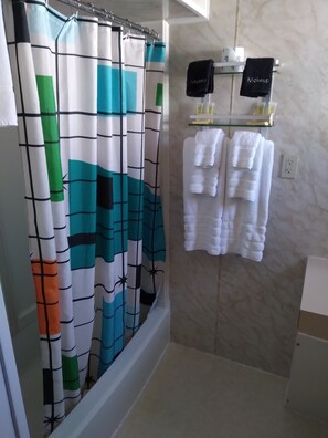 Basic Double Room | Bathroom