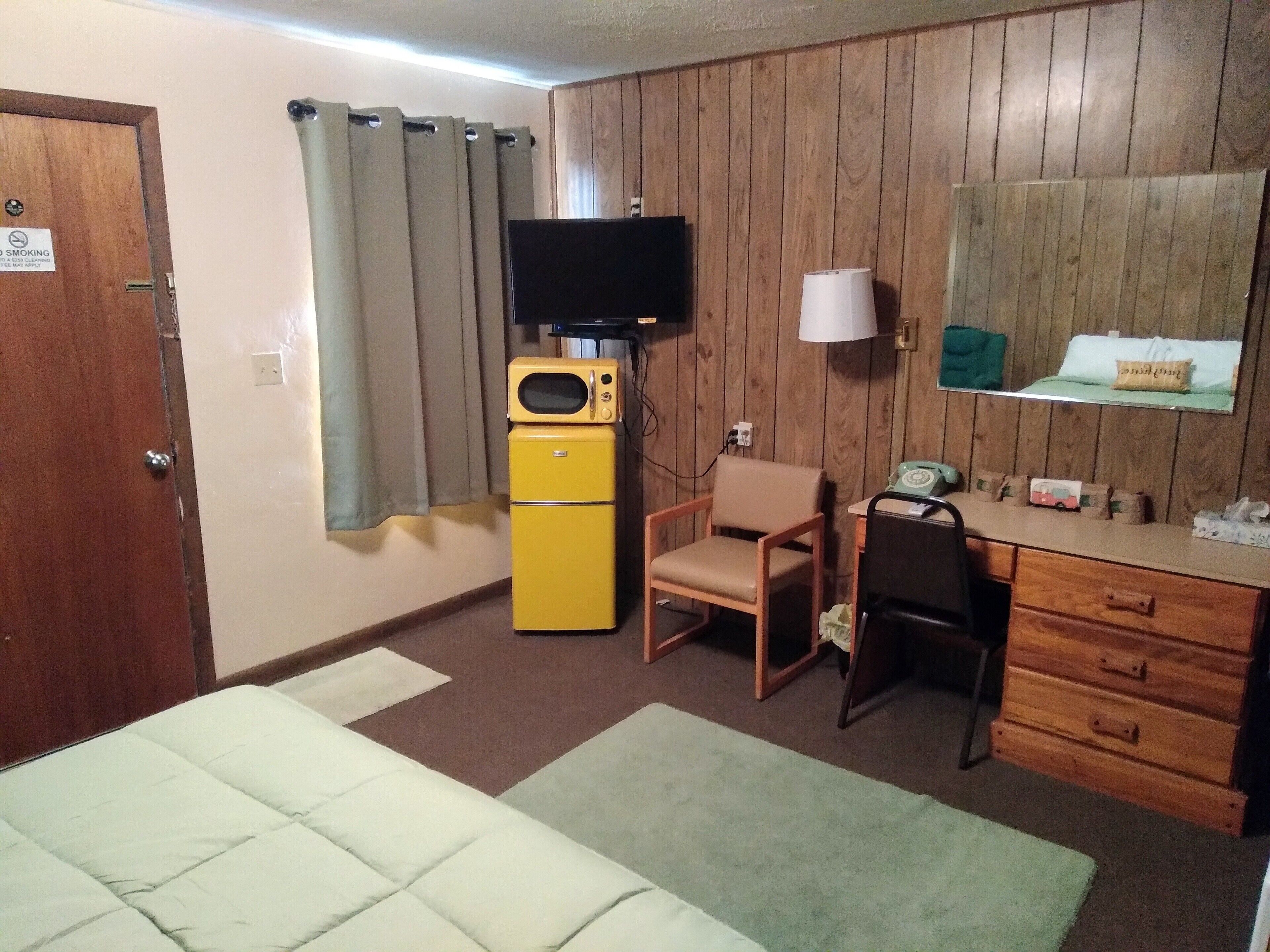 Decoración personalizada, escritorio y cortinas blackout 