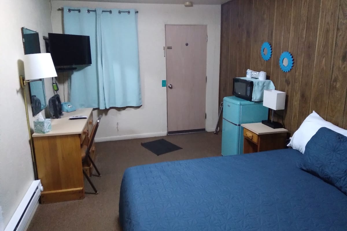 Habitación básica | Cortinas blackout, tabla de planchar con plancha y wifi gratis
