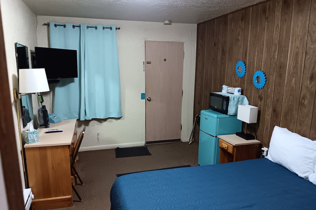 Quarto básico | Individualmente decorados, escrivaninha, cortinas blackout