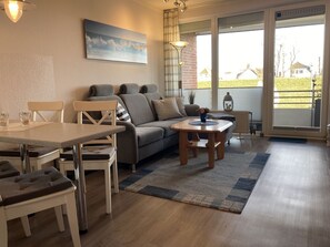 Fernseher, Tischtennisplatte, Stereoanlage