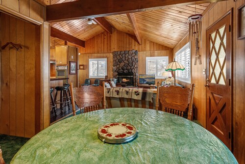 Snowridge - Walk to Oktoberfest & Snow Play, Fireplace, Deck, Barbecue