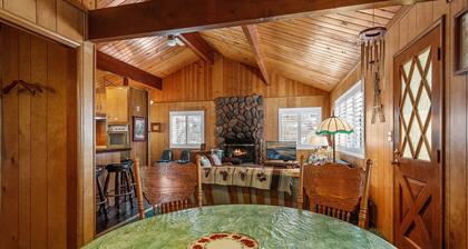 Snowridge - Walk to Oktoberfest & Snow Play, Fireplace, Deck, Barbecue