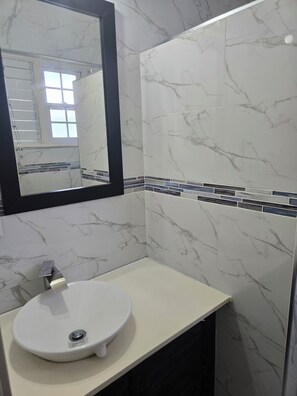 Serviettes fournies, savon, papier toilette