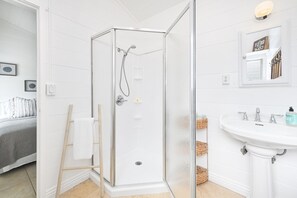 Suihkun ja ammeen yhdistelmä, hiustenkuivaaja, pyyhkeet