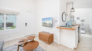 Una cocina compacta con una isla de madera, un pequeño rincón de estar y vistas al exterior.